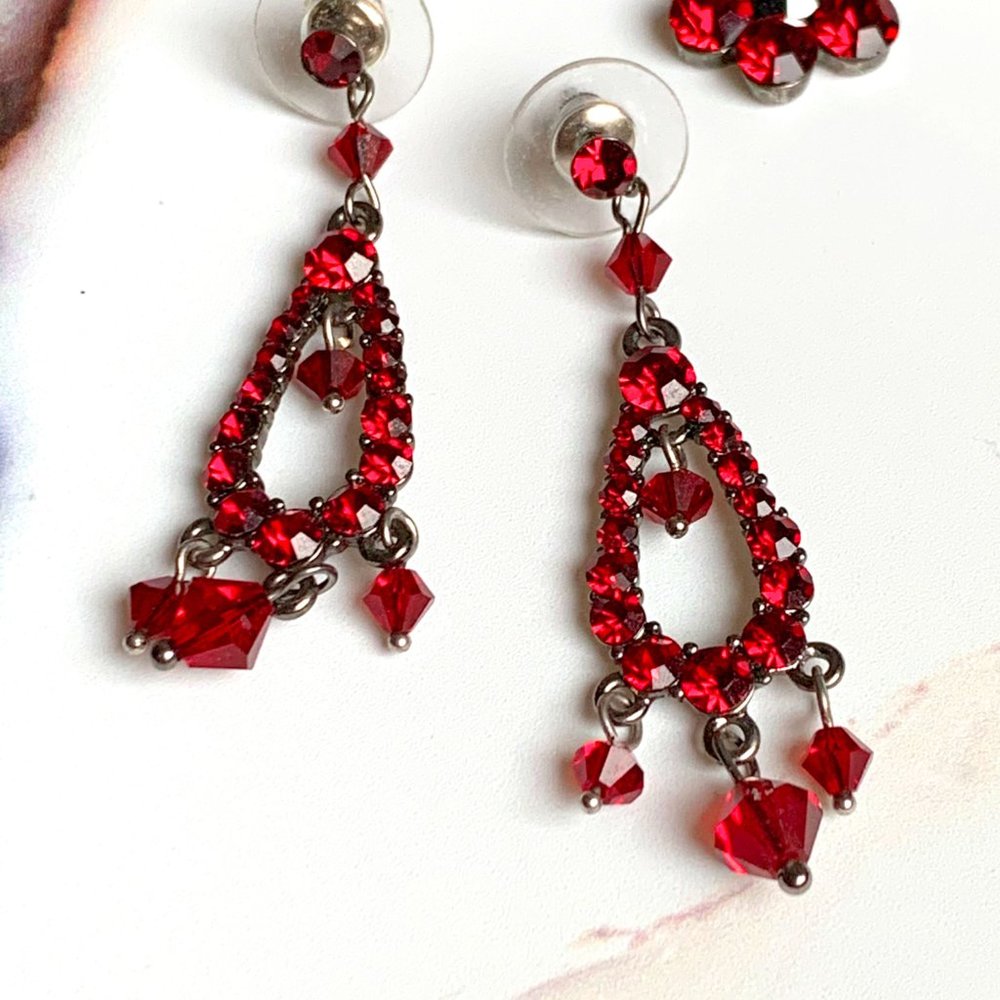 Red Cache earring set - Picture 3 of 3